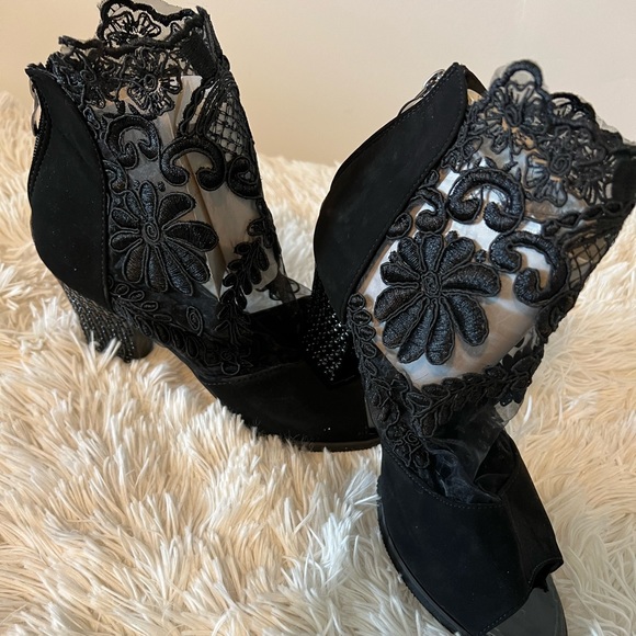 COPY - Ladies heels so cute with lace size 8 - Picture 3 of 5